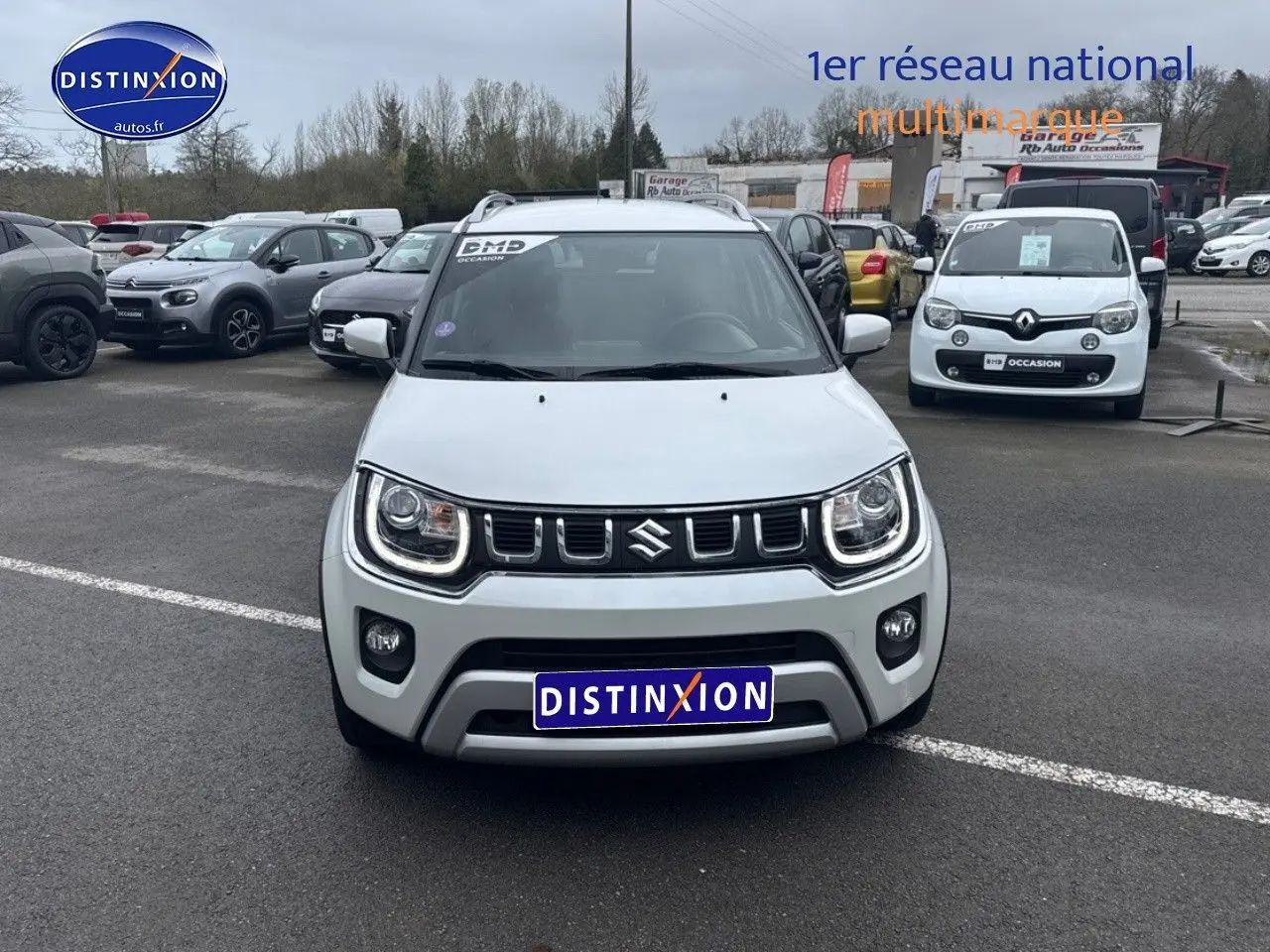 Vue de face d'une Suzuki Ignis 2023 blanche Pure White Pearl métallisé avec calandre noire et phares LED distinctifs.