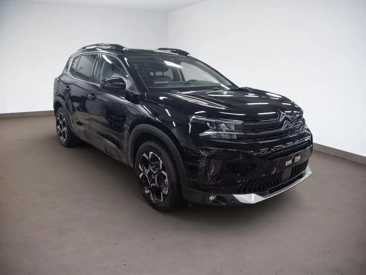 Vue 3/4 avant droite du Citroën C5 Aircross Hybrid noir Perla avec jantes bi-ton et détails chromés.