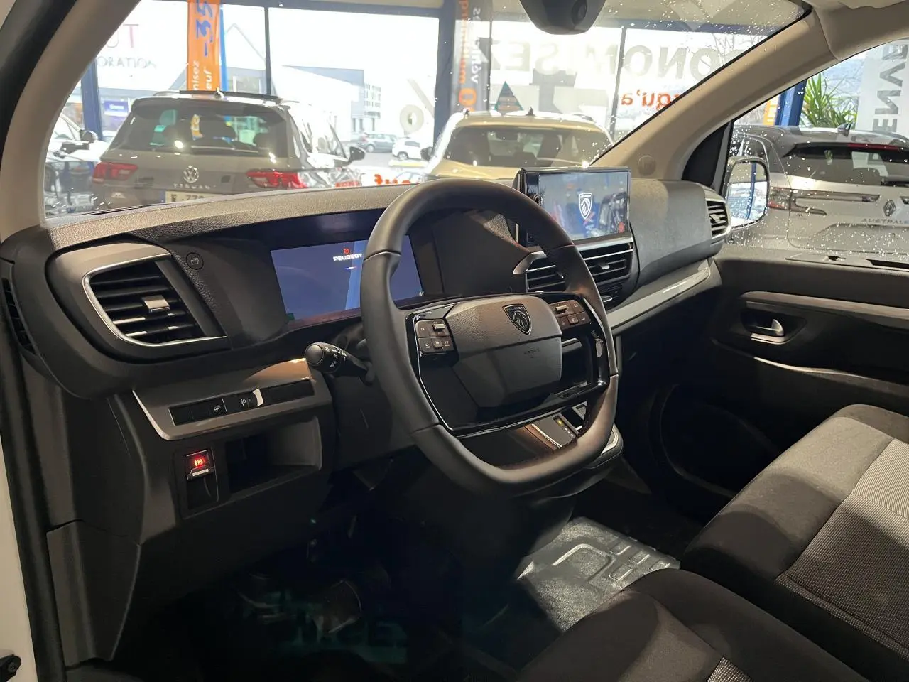 Vue intérieure côté conducteur du Peugeot Expert Fourgon 2024 avec volant cuir, combiné numérique et écran tactile.