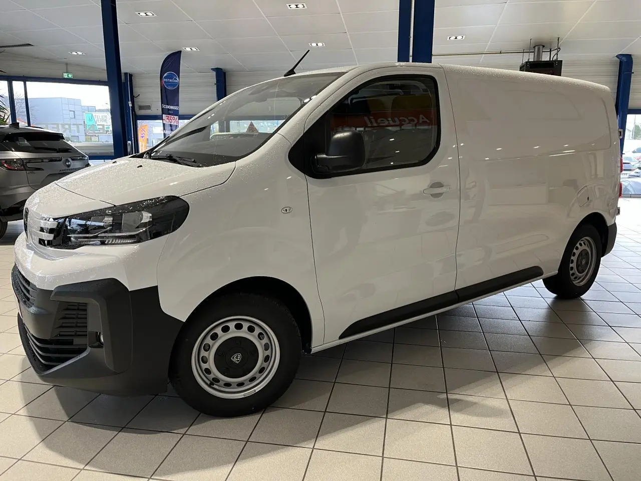 Peugeot Expert Fourgon blanc vu de profil côté droit, avec pare-chocs noir mat et jantes acier simples.