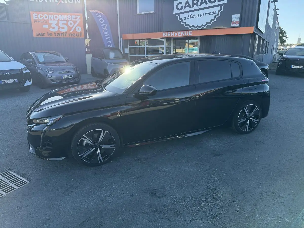 Peugeot 308 2024 noire vue de profil côté gauche, avec jantes alliage et vitres teintées.