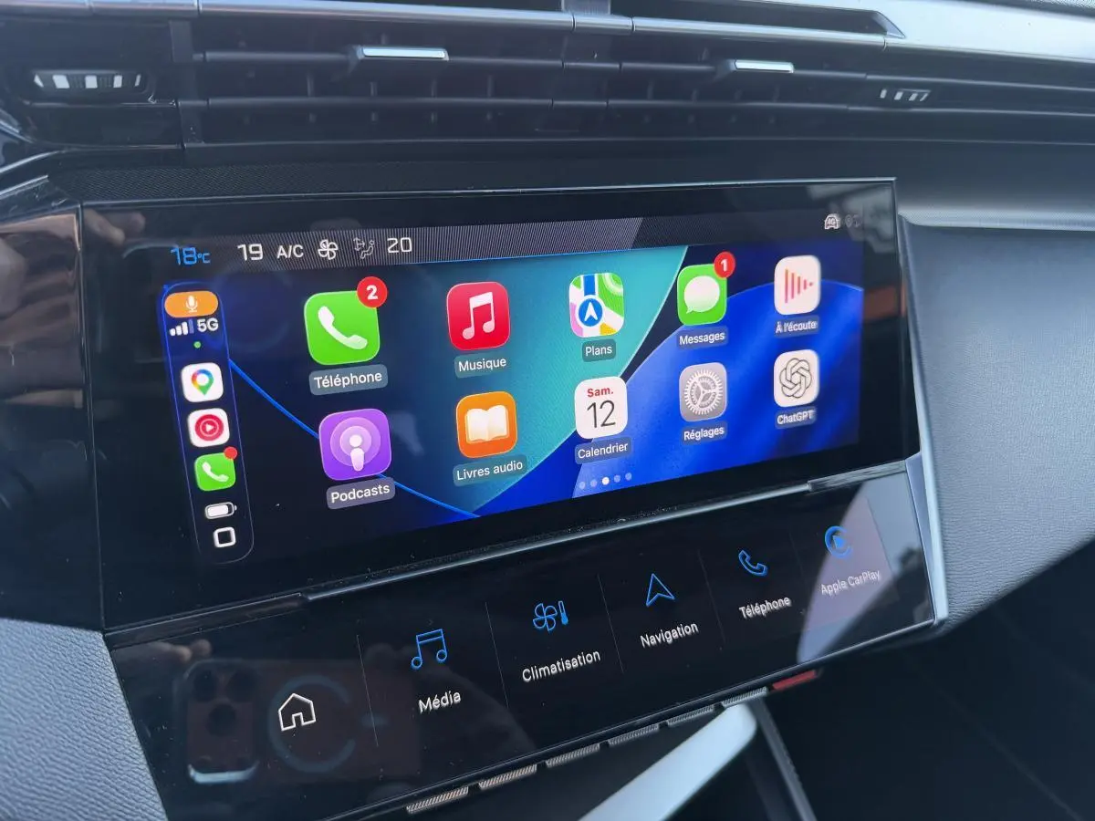 Écran tactile central du tableau de bord de la Peugeot 308 2024 noir, affichant Apple CarPlay.