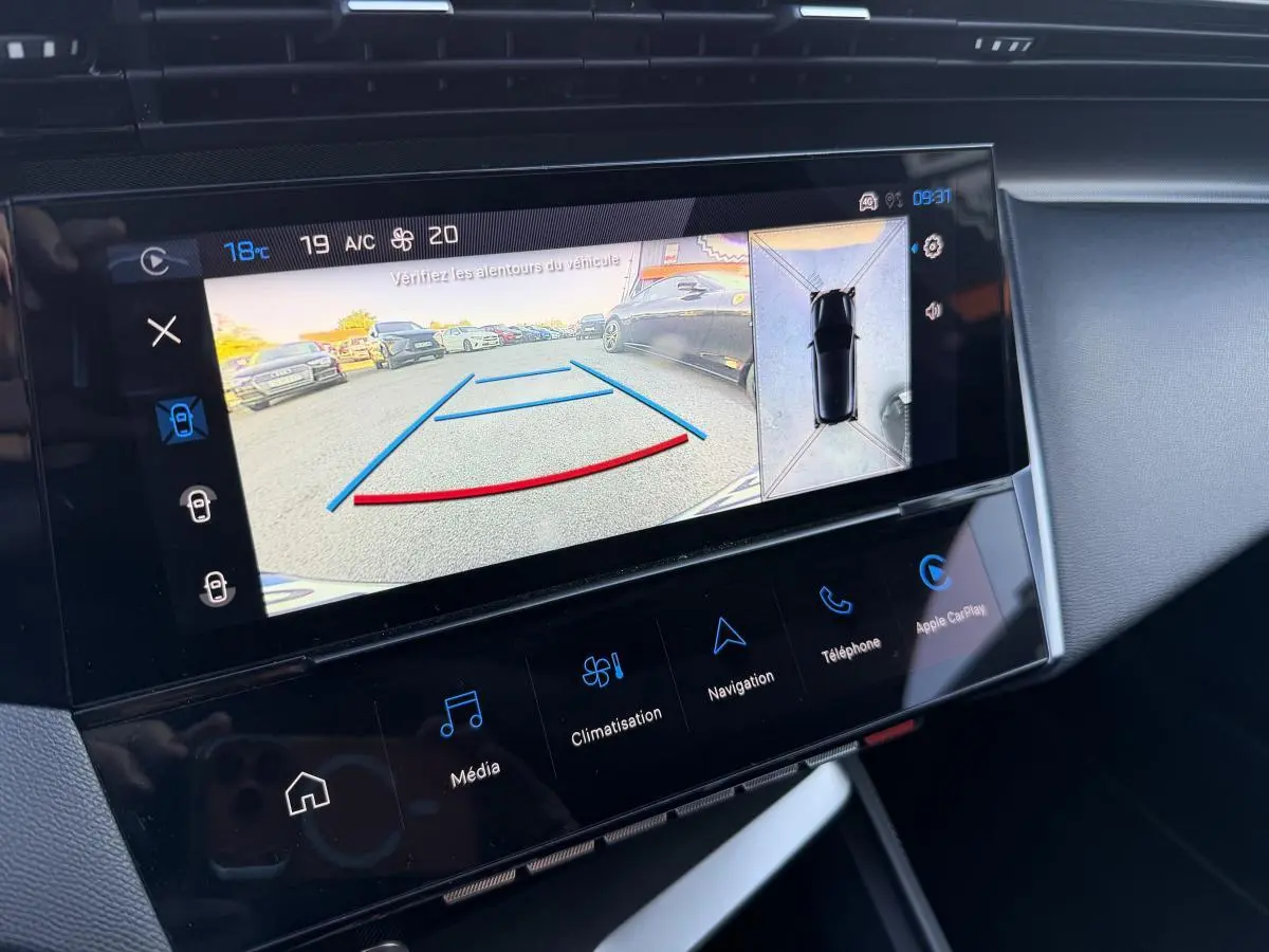 Écran tactile intérieur de la Peugeot 308 2024 montrant la caméra de recul et l'affichage 360° en planche de bord noire.