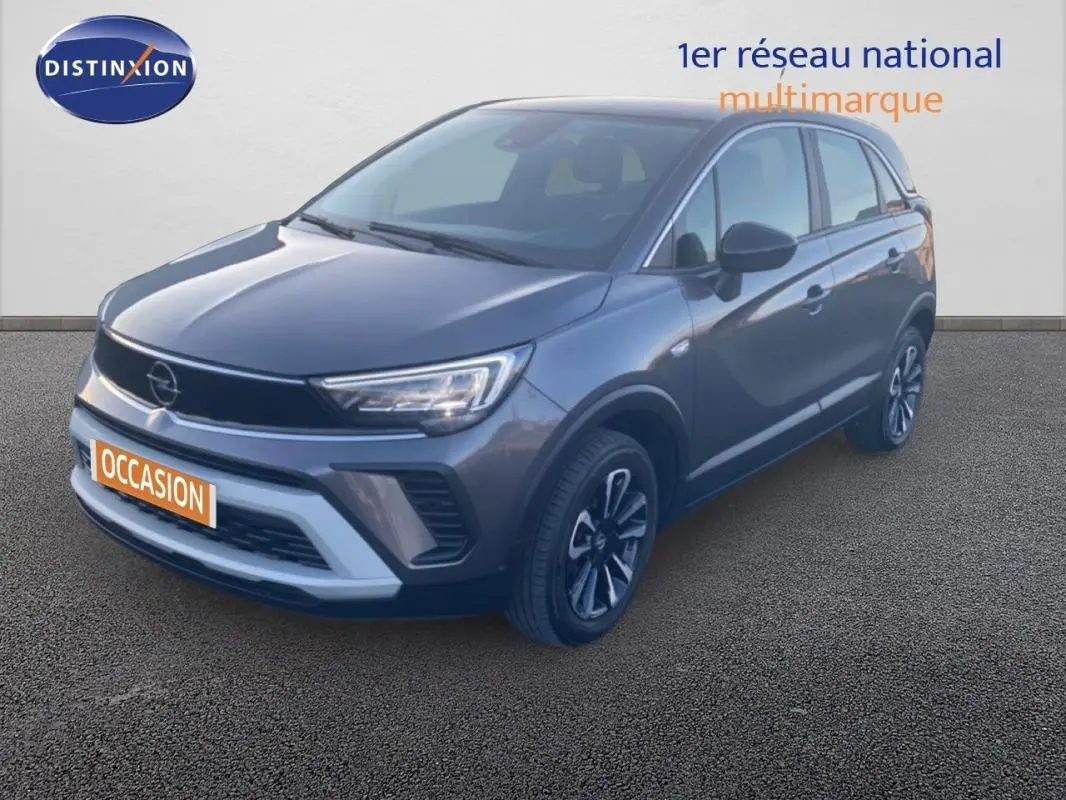 Opel Crossland gris foncé en 3/4 avant droit avec jantes alliage 17 pouces et calandre noire distinctive.