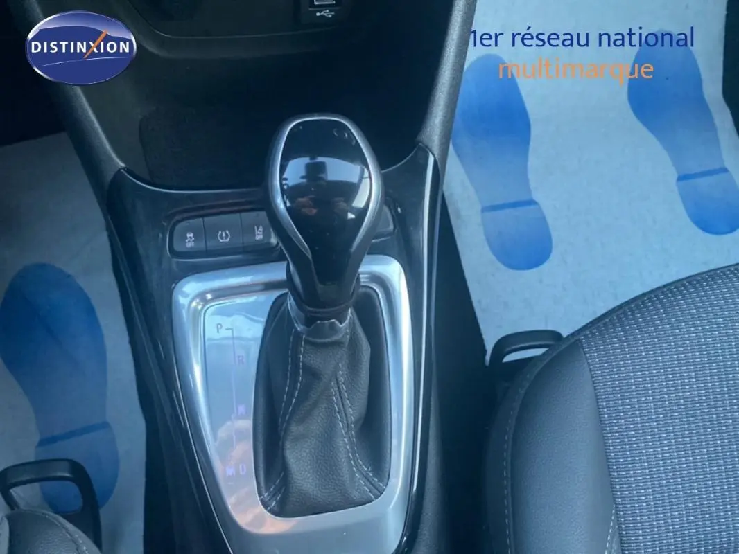 Le levier de vitesses automatique de l’Opel Crossland gris foncé, vu de dessus avec console et siège partiel.