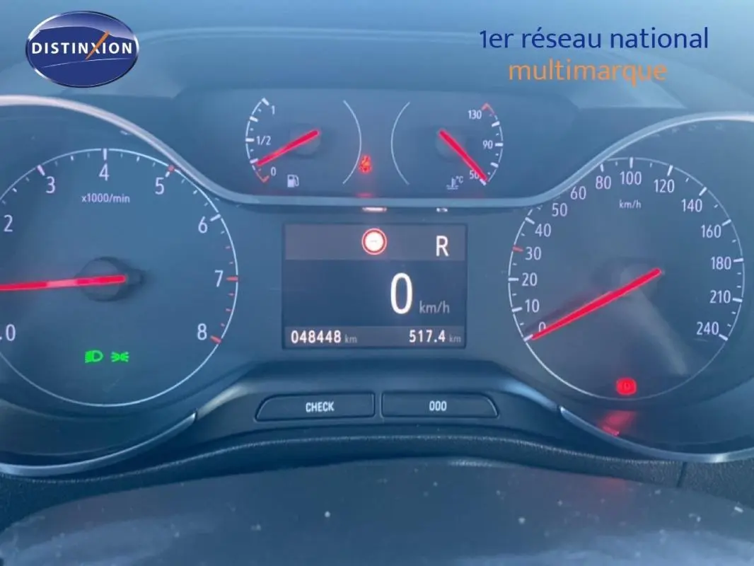 Tableau de bord de l’Opel Crossland gris foncé, affichage digital au centre avec compte-tours et vitesse à 0 km/h.