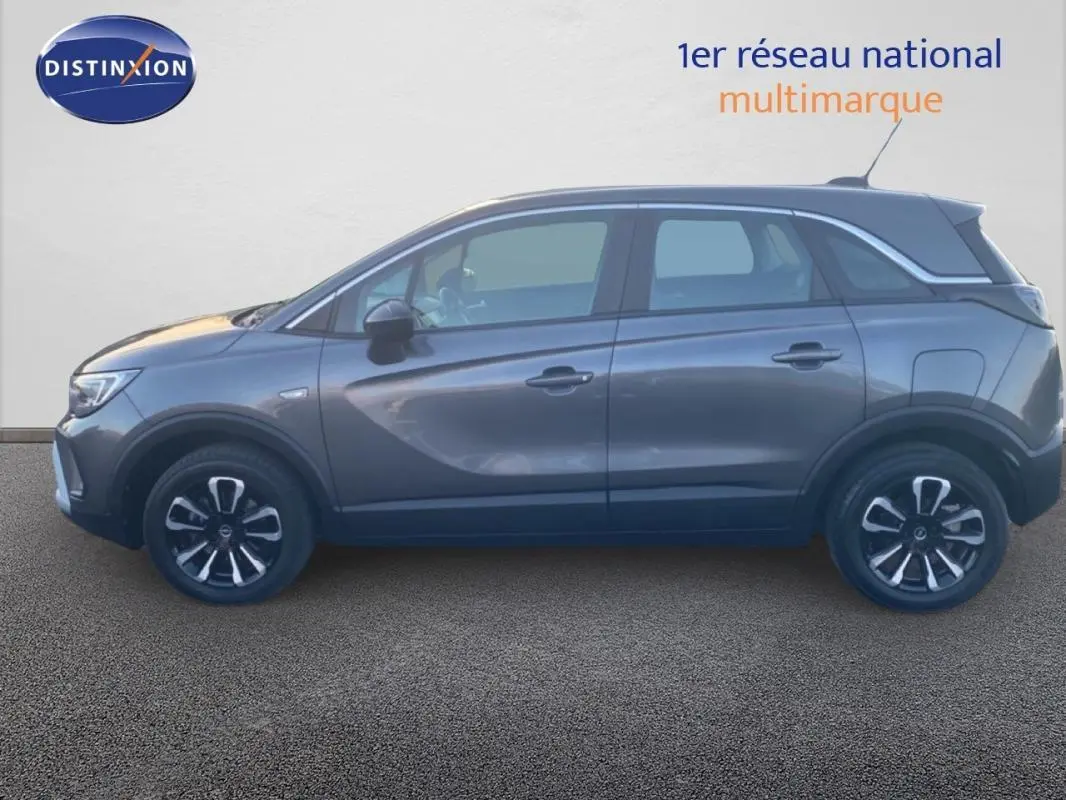 Profil côté gauche d'un Opel Crossland gris foncé 2022 avec jantes alliage 17 pouces et toit panoramique visible.