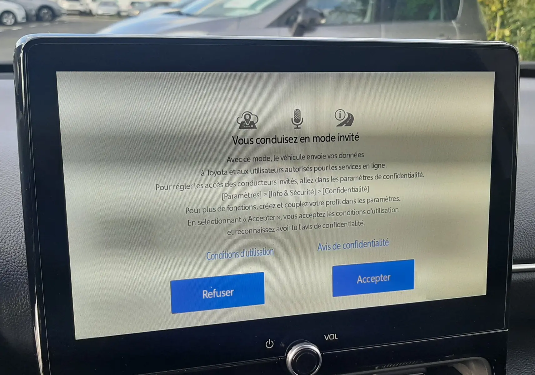 Écran tactile central affichant un message de confidentialité dans l'habitacle d'une Toyota Yaris Cross 130H gris minéral.
