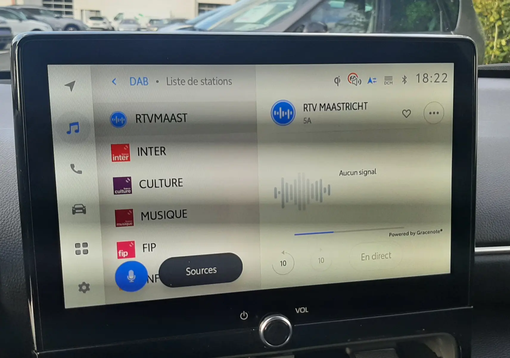 Écran tactile central de la Toyota Yaris Cross 130H Design affichant la liste des stations radio en intérieur noir.