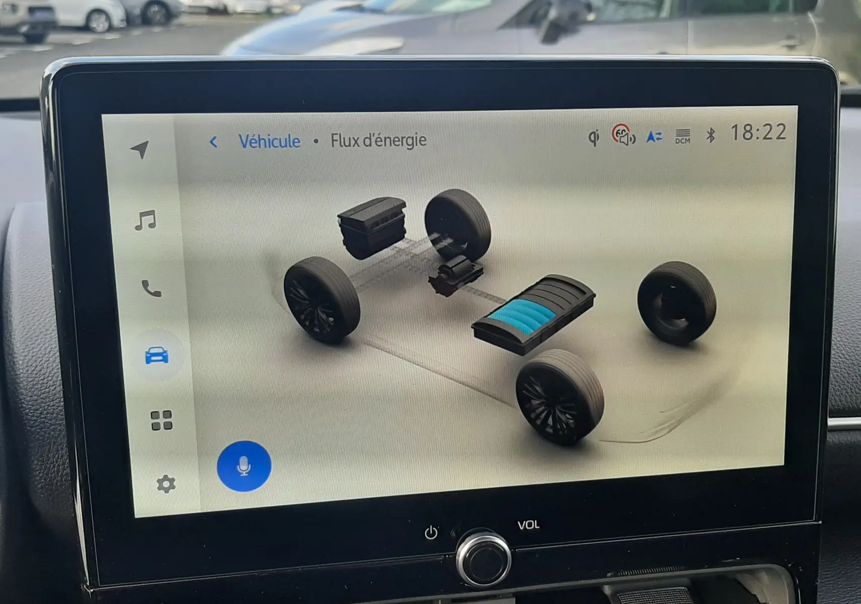 Écran tactile intérieur de la Toyota Yaris Cross 130H Design montrant le flux d'énergie hybride à 18h22
