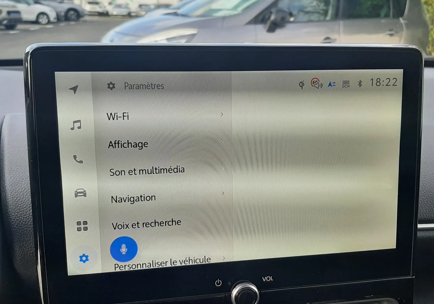 Écran tactile central affichant les paramètres multimédia dans une Toyota Yaris Cross 130H Design gris minéral.