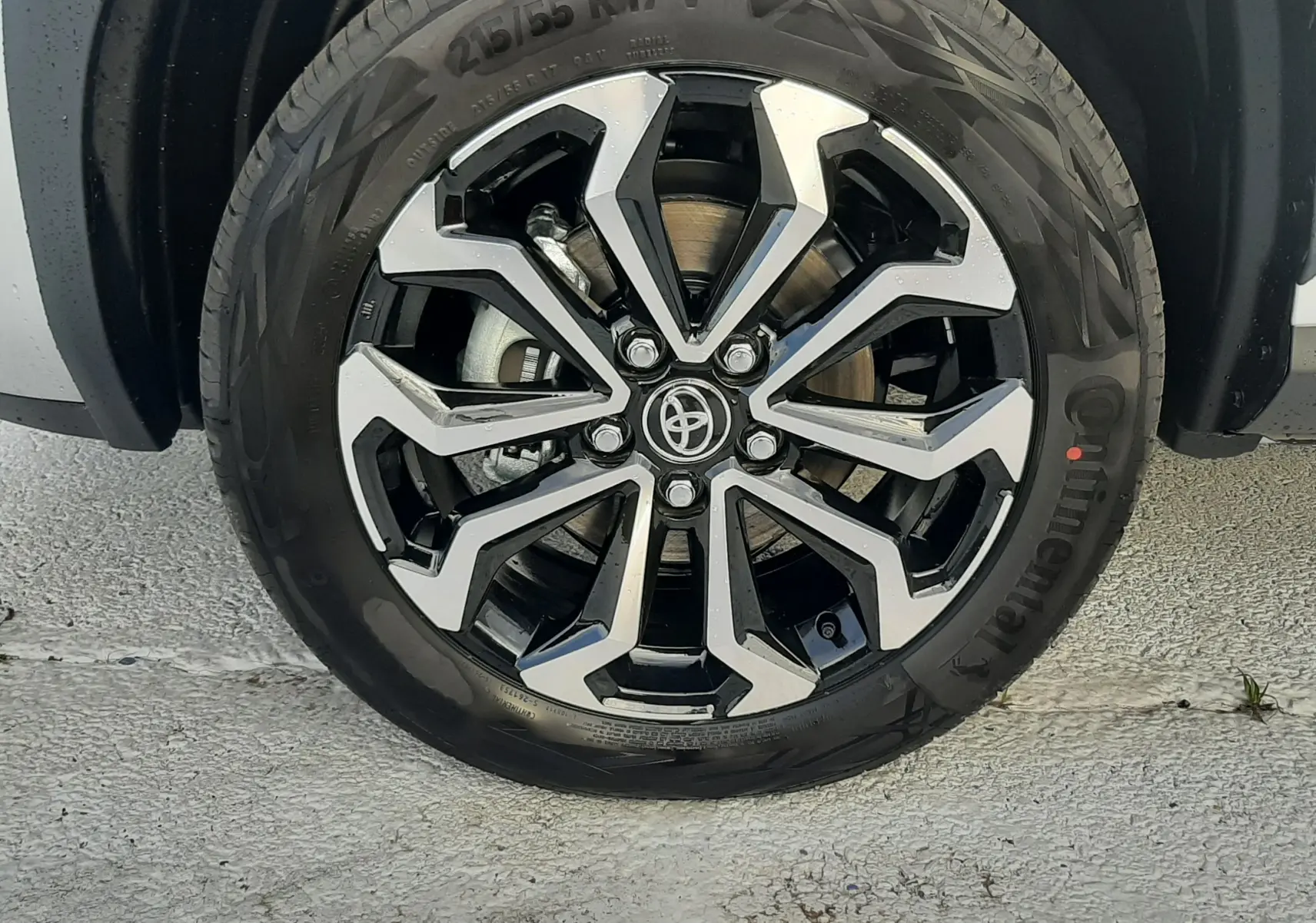 Gros plan sur la jante alliage noire et argentée de 17 pouces d'une Toyota Yaris Cross gris minéral 2025.