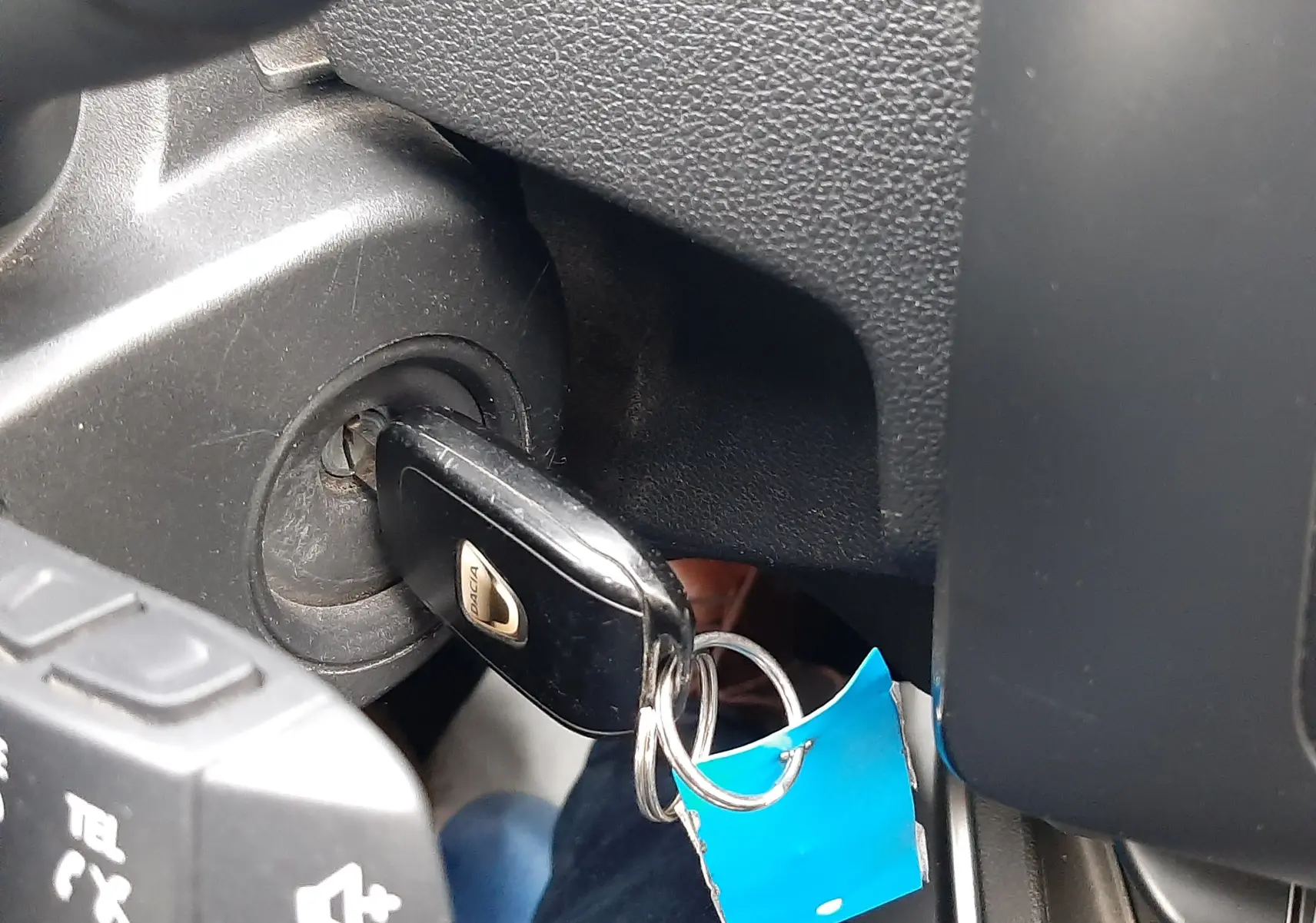 Gros plan sur la clé Dacia insérée dans le contacteur d'un Dacia Duster 2019, intérieur noir visible.