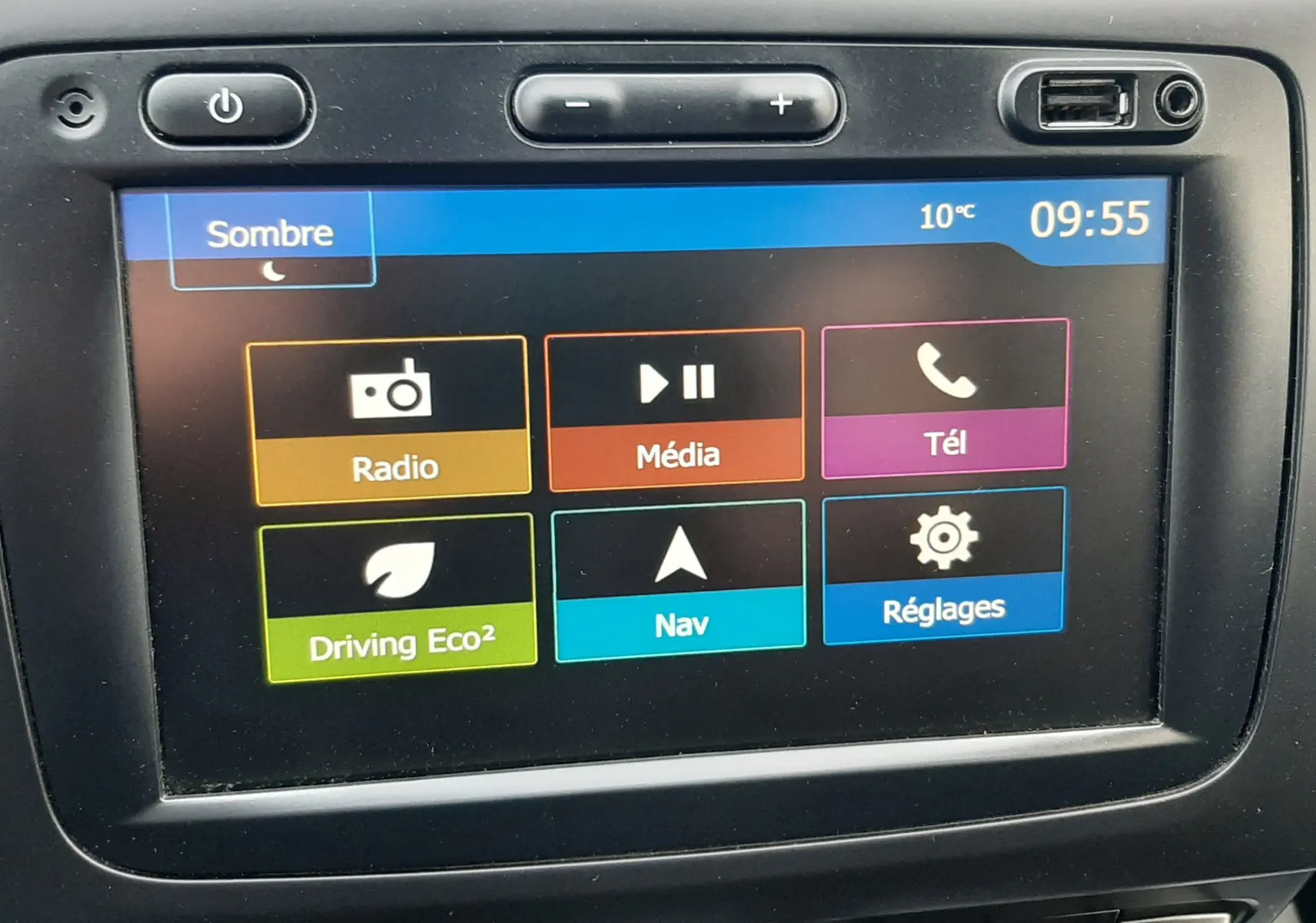 Écran tactile central du Dacia Duster 2019 affichant les options Radio, Média, Téléphone, Driving Eco², Navigation et Réglages.