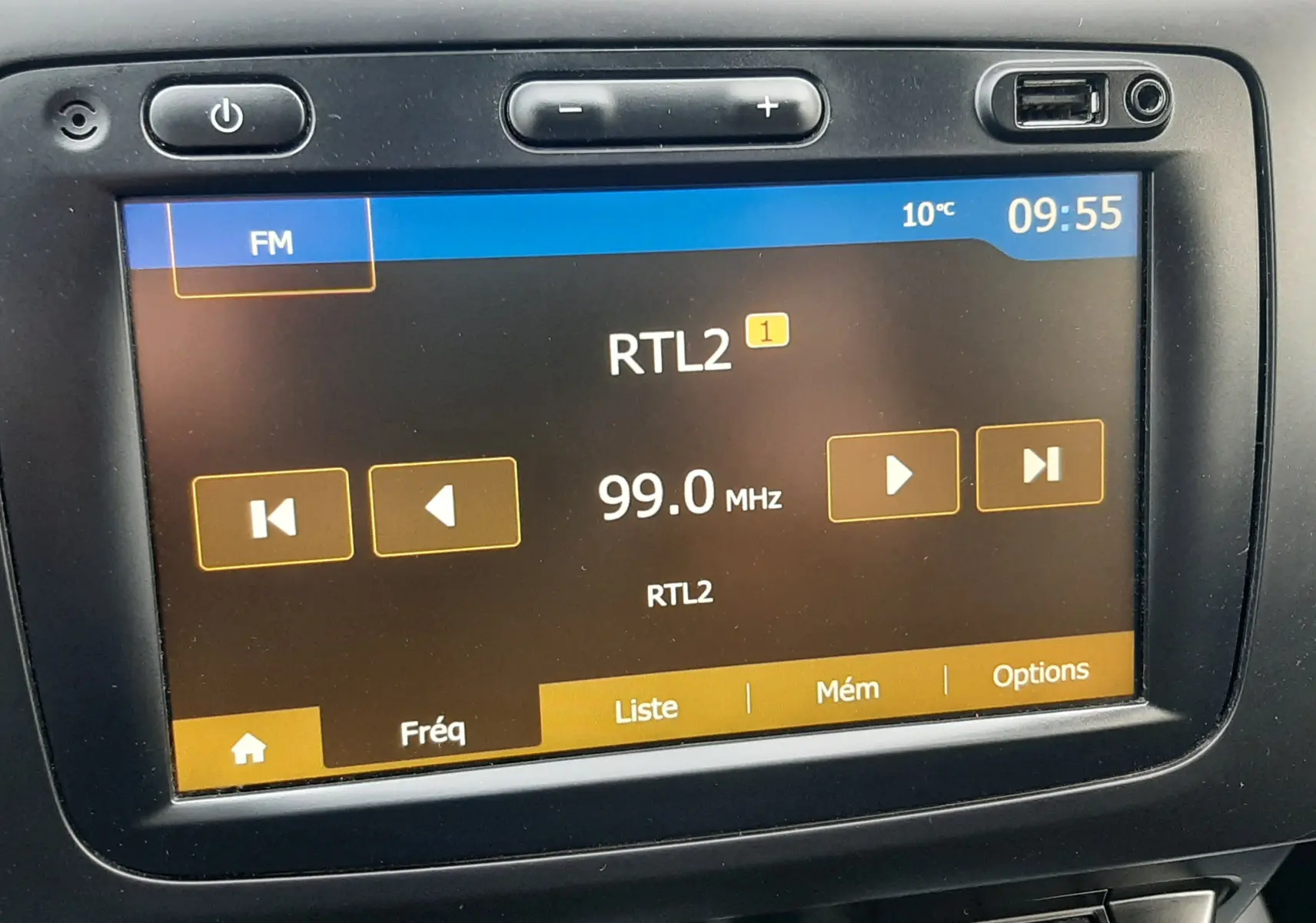 Écran tactile central du tableau de bord du Dacia Duster 2019 affichant la radio FM sur RTL2 à 99.0 MHz.