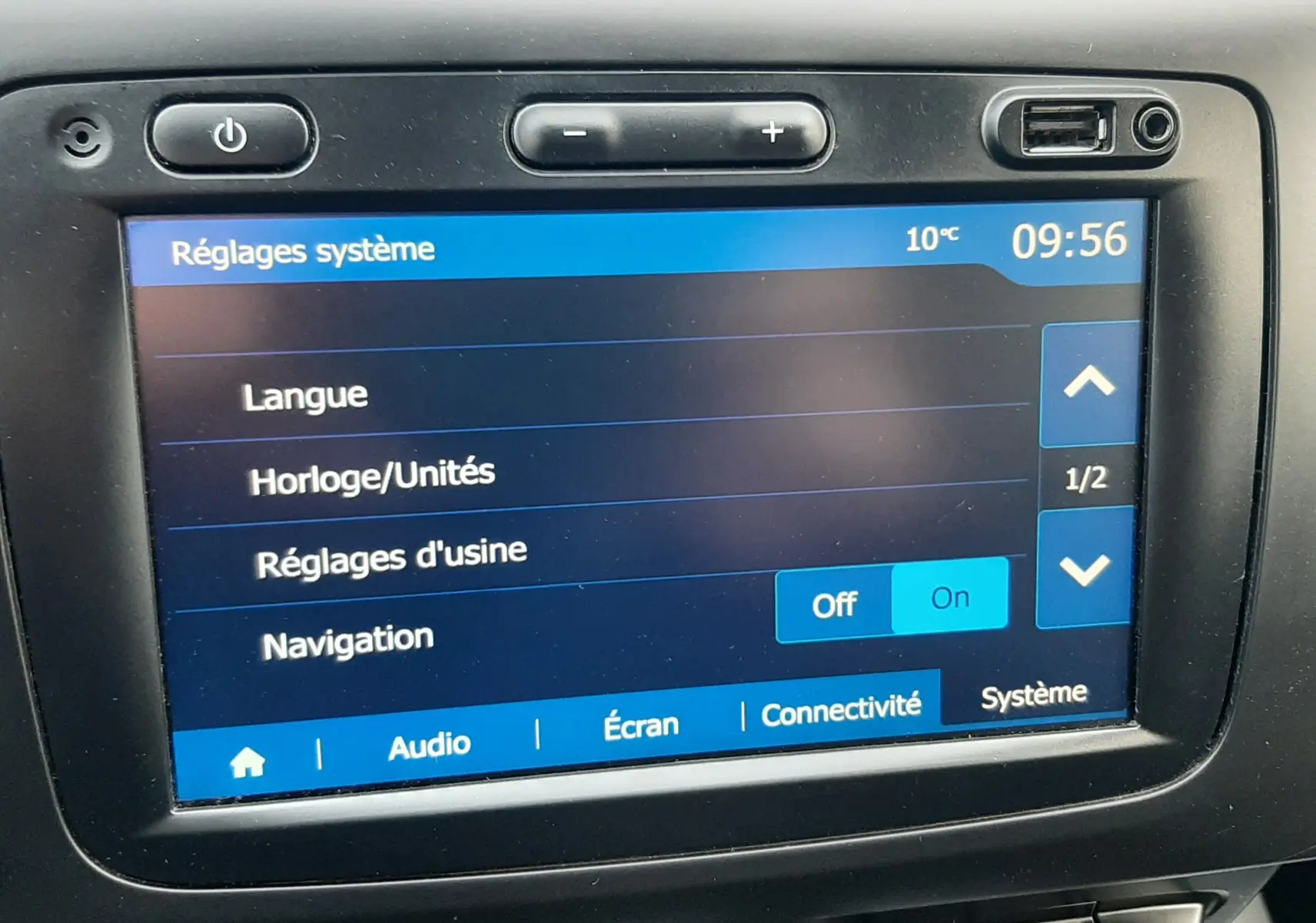 Écran tactile central du tableau de bord du Dacia Duster gris cassiopée, affichant les réglages système.
