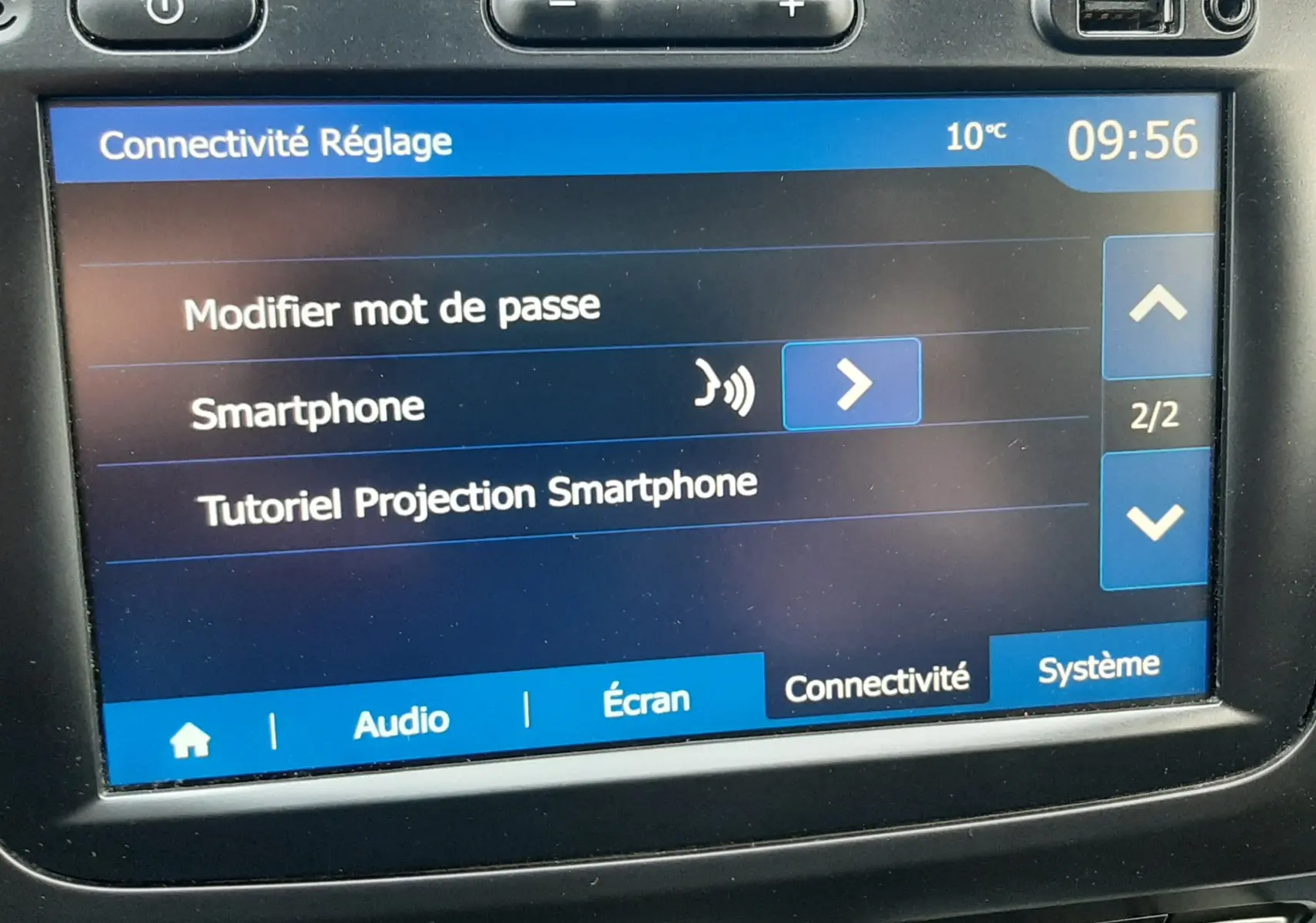 Écran tactile central du tableau de bord du Dacia Duster 2019 affichant les réglages de connectivité smartphone.