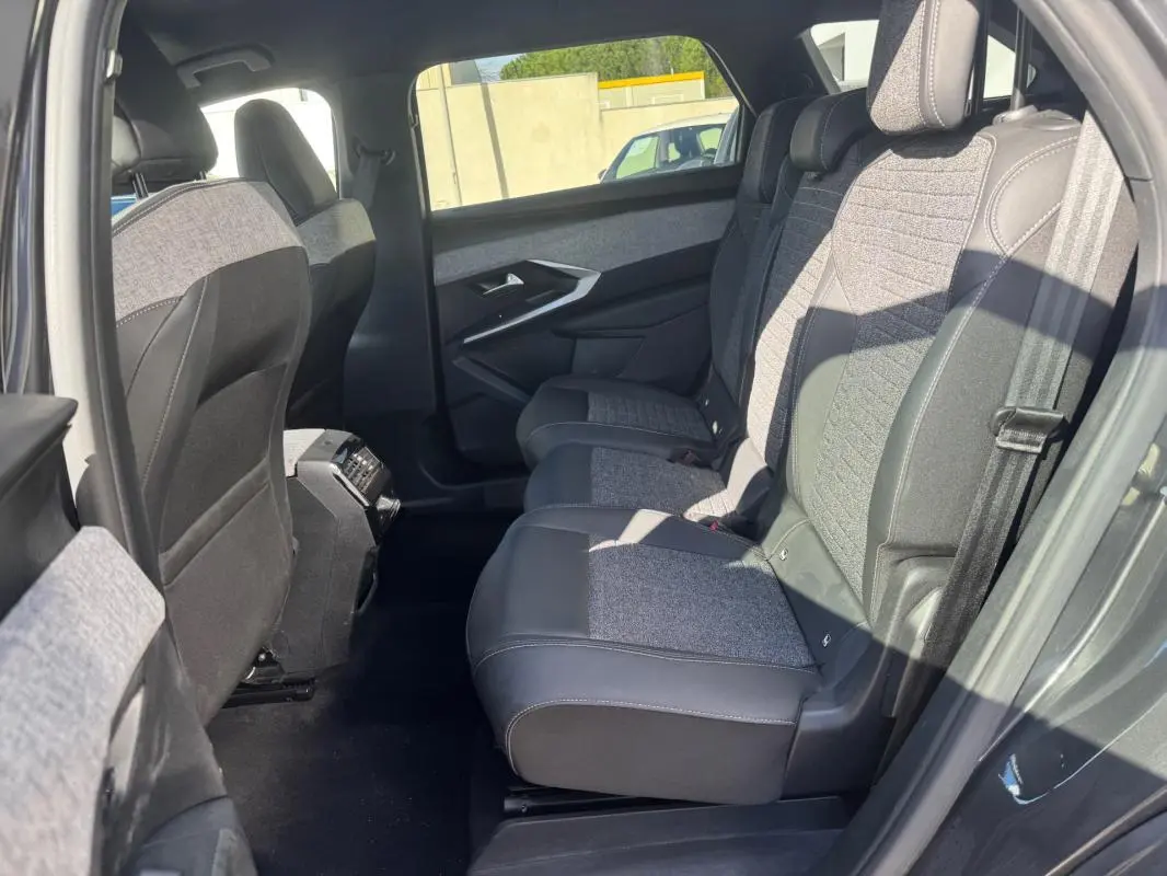 Vue intérieure côté droit des sièges arrière gris mêlant tissu et cuir du Peugeot 5008 Hybrid 145 e-DCS6 Allure 2025.