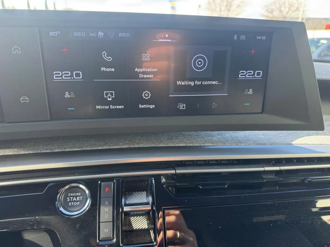 Tableau de bord du Peugeot 5008 Hybrid 145 Allure 2025, affichage numérique et bouton start/stop en vue rapprochée.