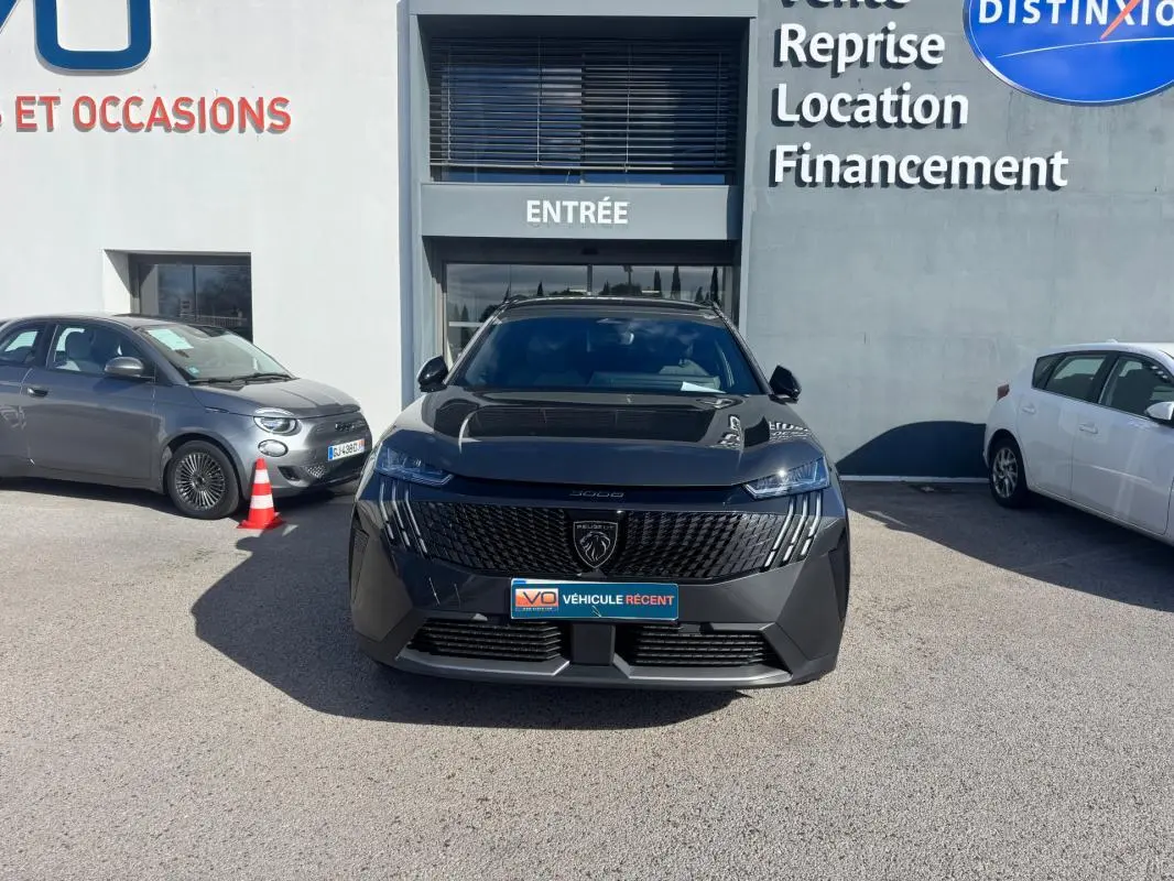 Vue de face du Peugeot 5008 Hybrid gris 2025, mettant en valeur sa calandre noire et ses phares LED fins.