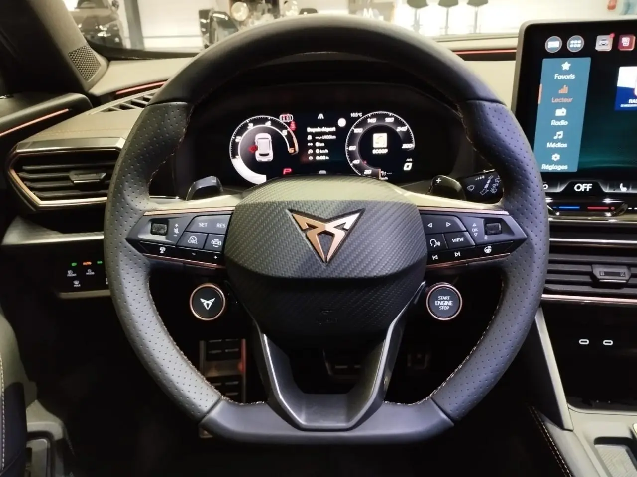 Vue rapprochée du volant perforé noir avec logo Cupra cuivré et tableau de bord digital du Formentor 2.0 TDI 2026.