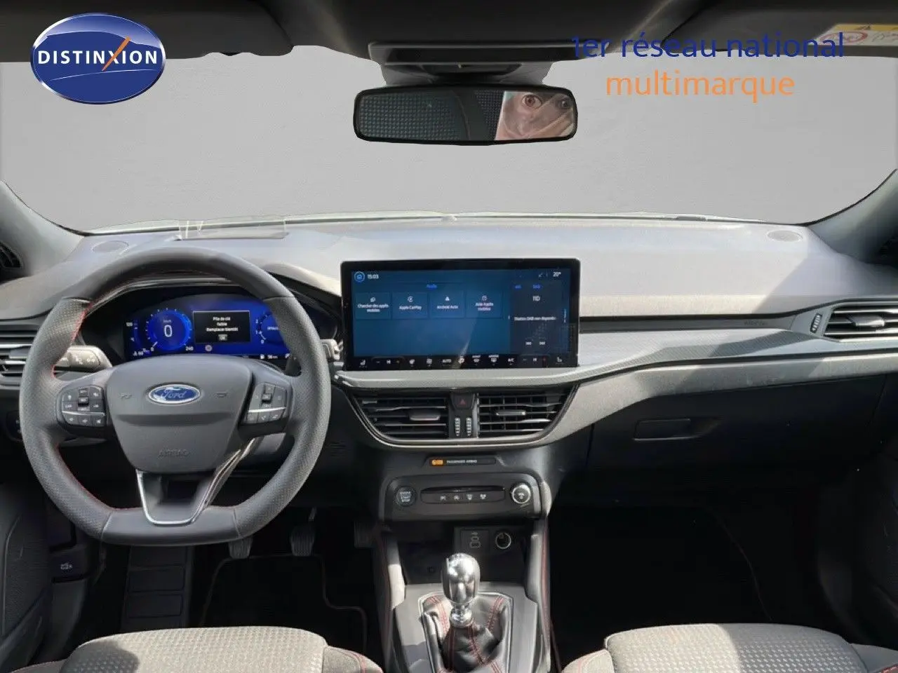 Vue intérieure avant de la Ford Focus SW 2023 gris lunaire, tableau de bord moderne avec écran tactile et volant multifonction.