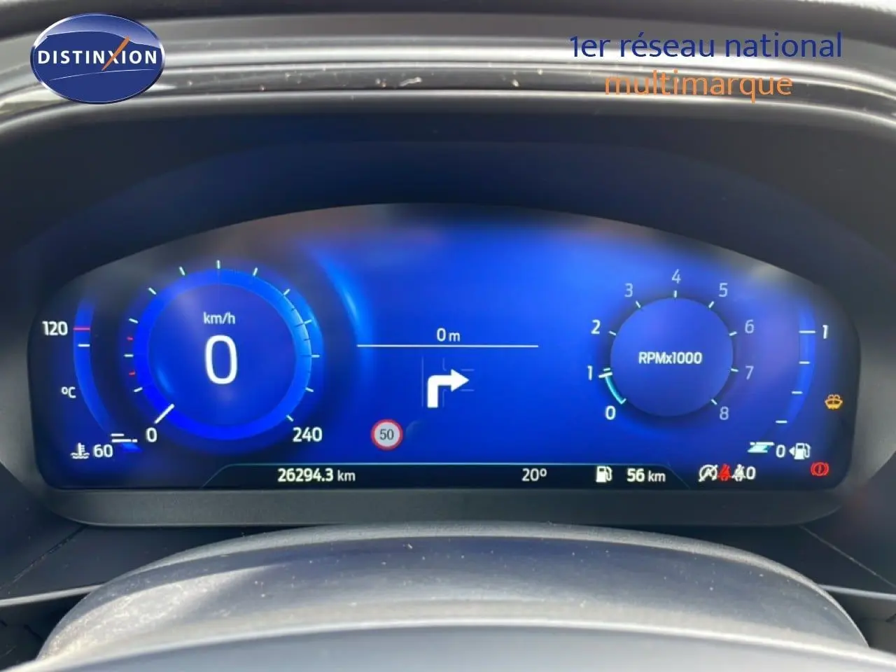 Tableau de bord numérique bleu de la Ford Focus SW gris lunaire, affichant vitesse et compte-tours.