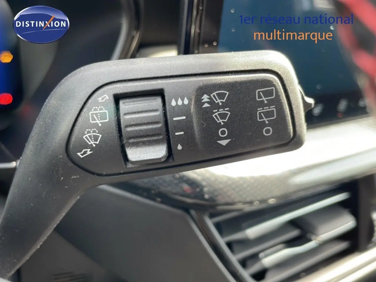 Gros plan sur la commande d’essuie-glace à gauche du volant dans l’habitacle d’une Ford Focus SW gris lunaire 2023.