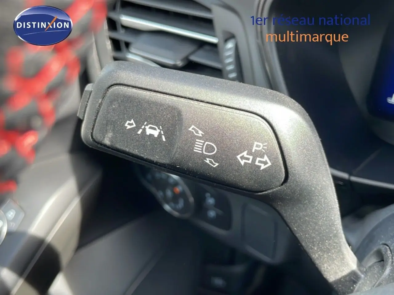 Gros plan sur la commande de clignotants et aides à la conduite dans l’habitacle d’une Ford Focus SW gris lunaire 2023.