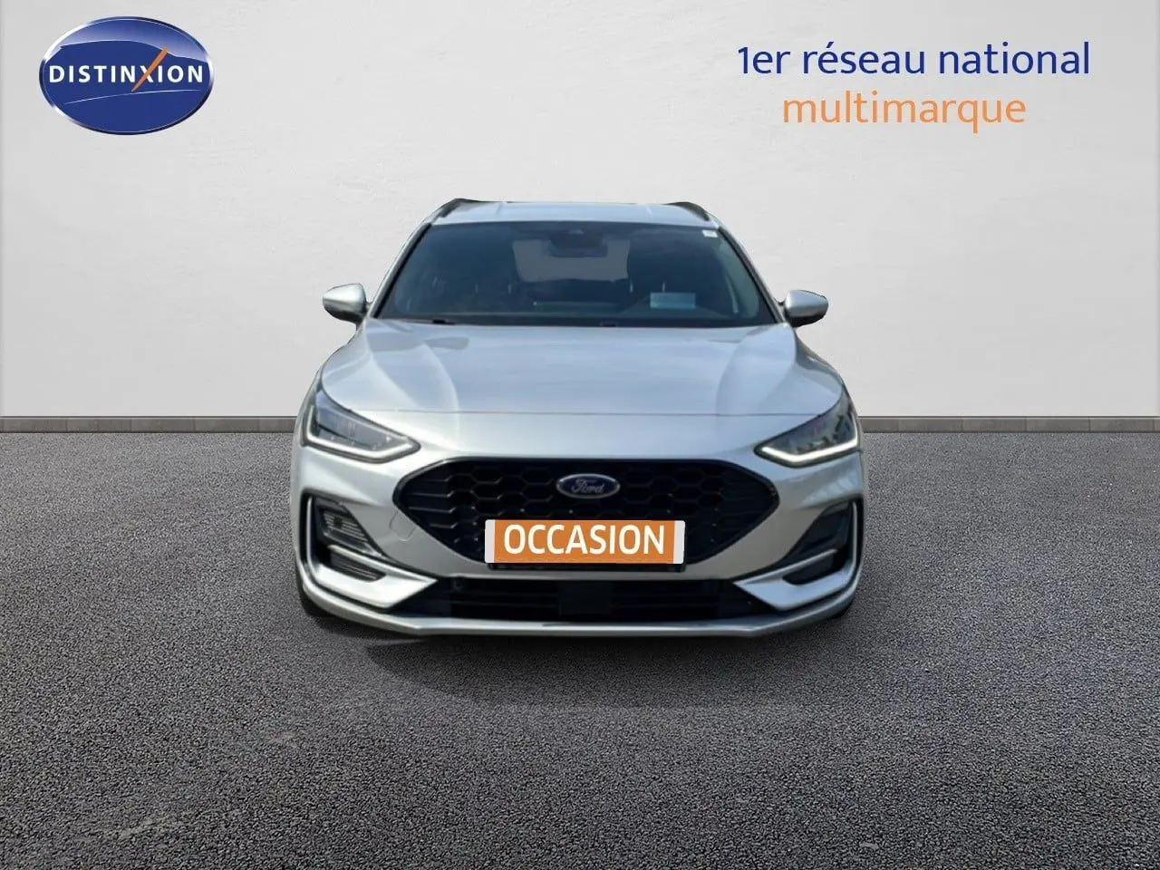 Vue avant d'une Ford Focus SW gris lunaire métal avec calandre noire et phares LED allumés.