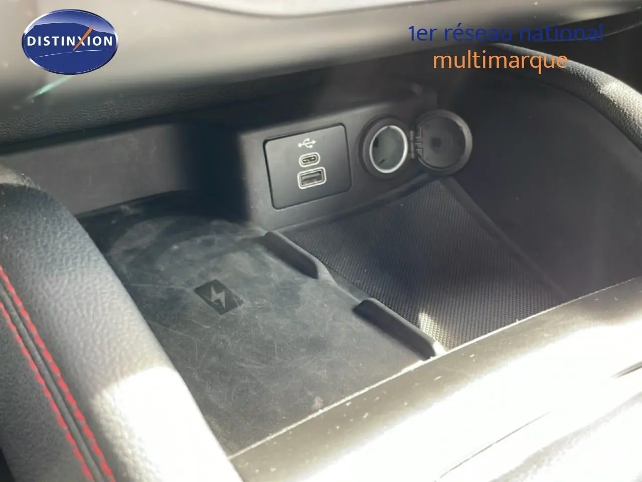 Gros plan sur la console centrale noire avec ports USB et prise 12V de la Ford Focus SW gris lunaire 2023.