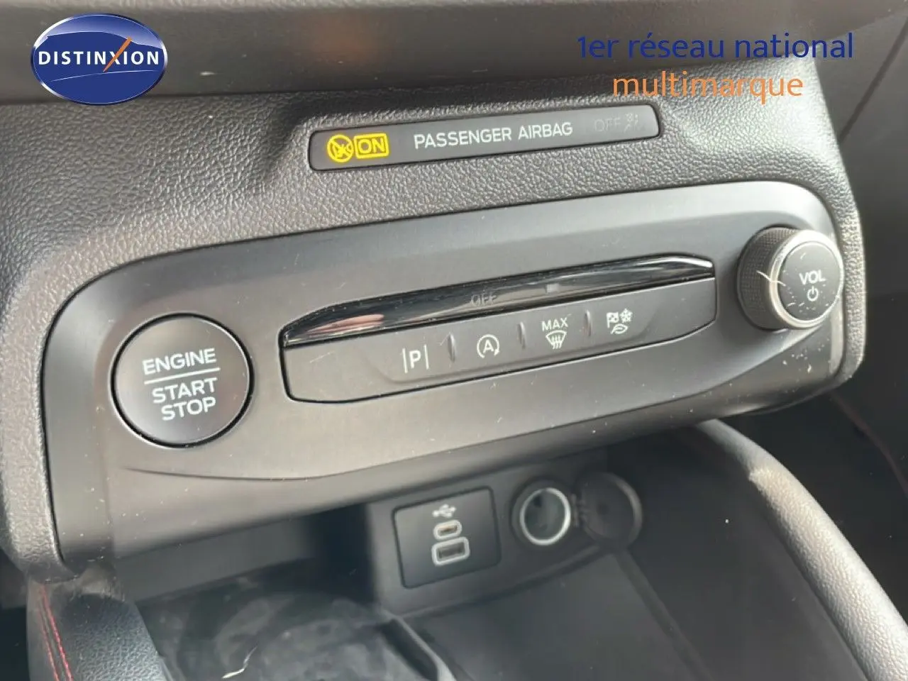 Détail du tableau de bord de la Ford Focus SW 2023 avec bouton start/stop et commandes de climatisation en noir mat.