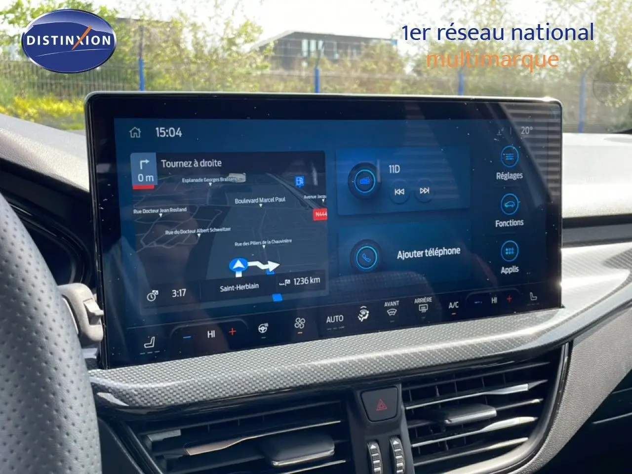 Écran tactile central du tableau de bord de la Ford Focus SW 2023, affichant navigation et commandes multimédia.