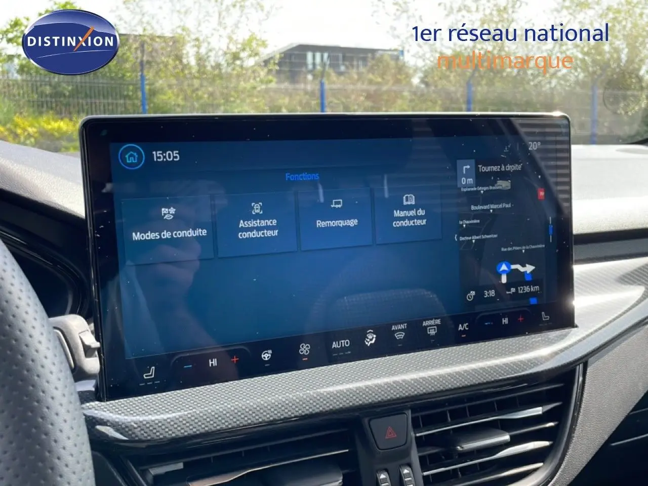 Écran tactile central du Ford Focus SW gris lunaire, affichant les fonctions d’aide à la conduite et la navigation.