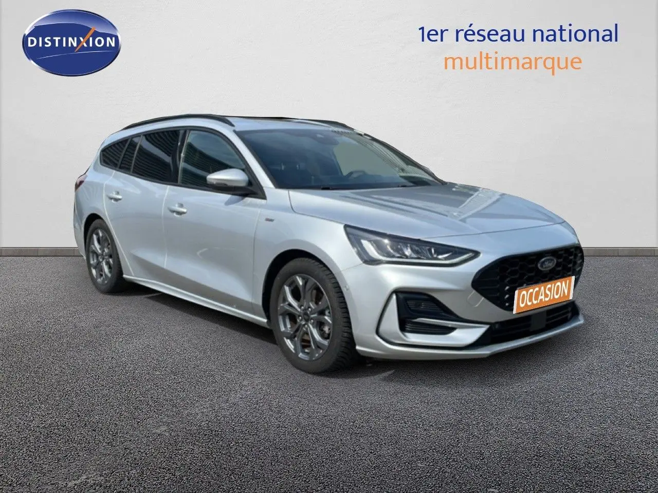 Ford Focus SW 1.0 EcoBoost hybride gris lunaire métal vue 3/4 avant droit avec calandre noire et jantes alliage.