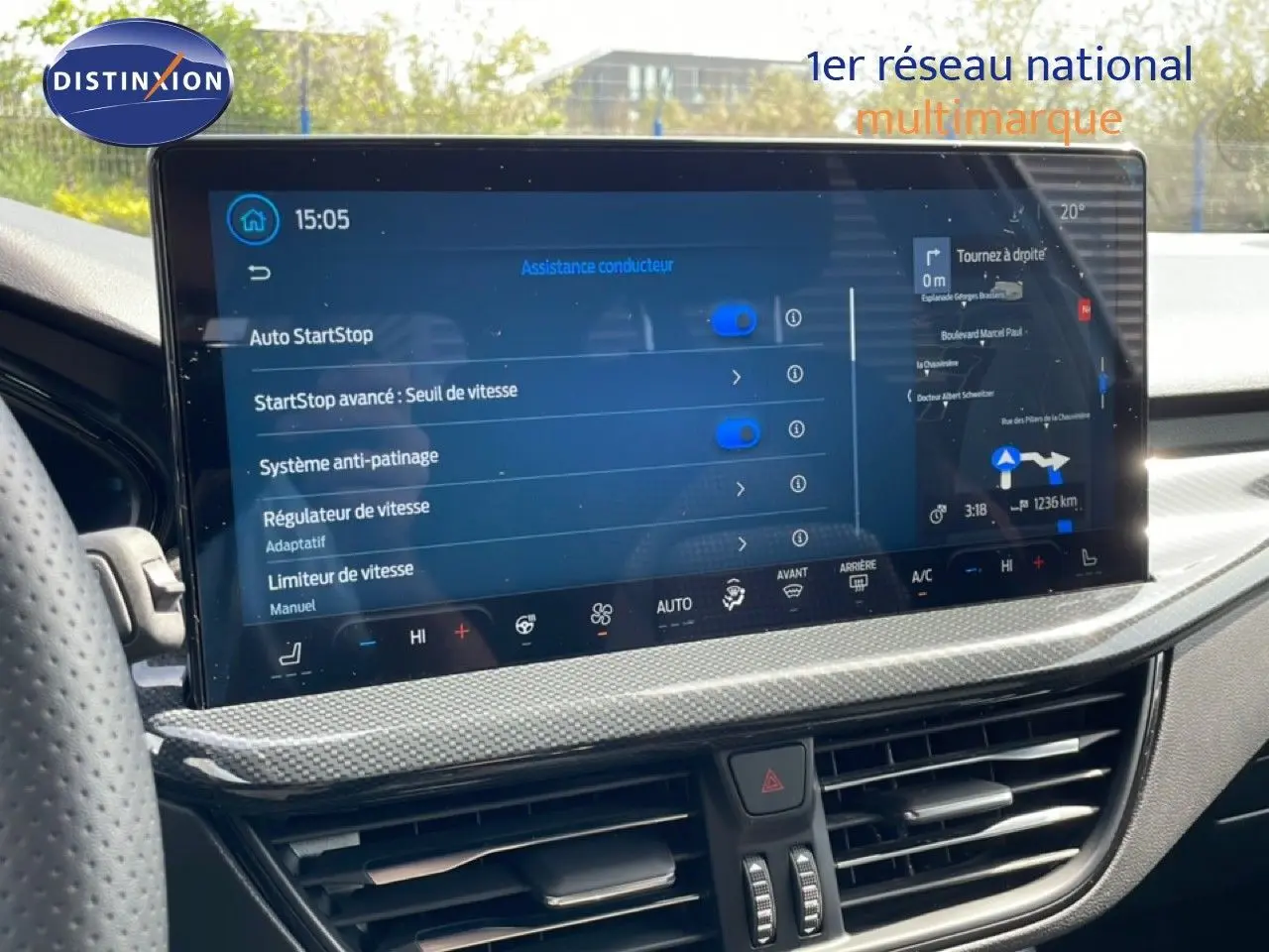 Écran tactile central de la Ford Focus SW 2023 en gris lunaire, affichant les options d'assistance conducteur.