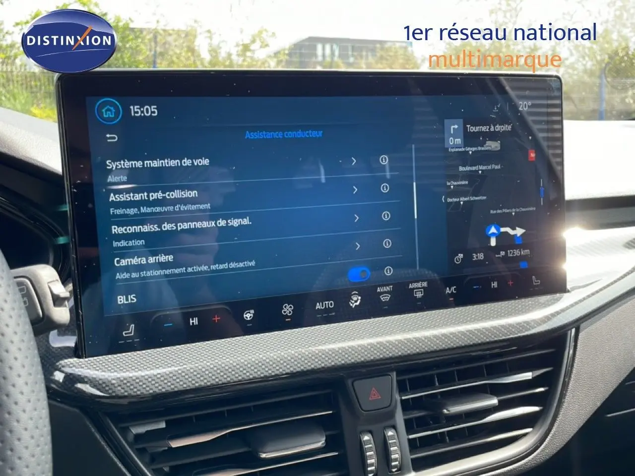 Intérieur du Ford Focus SW 2023, vue sur l'écran tactile central affichant les aides à la conduite, avec tableau de bord gris.