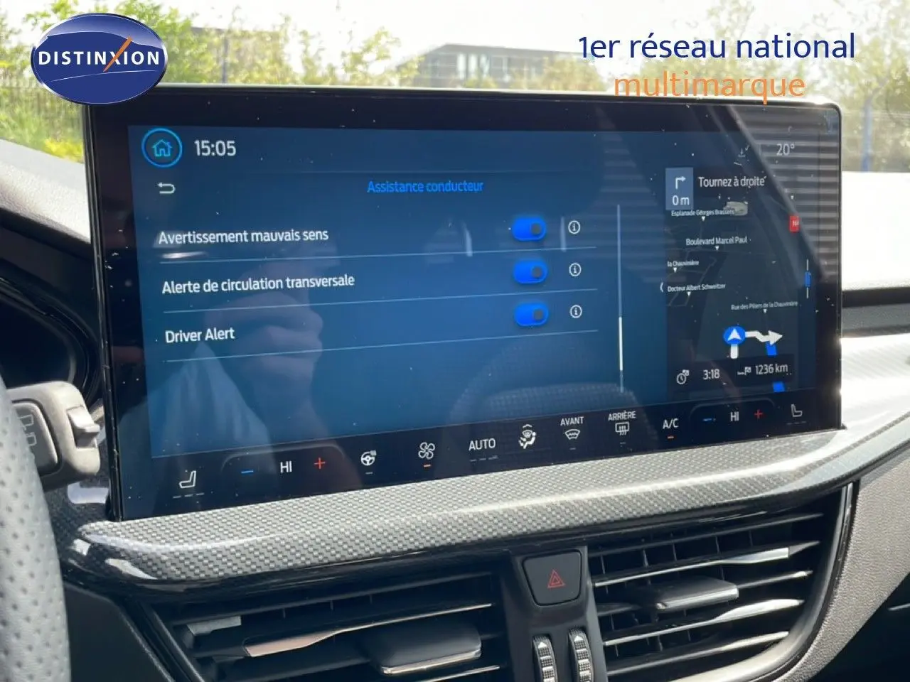 Écran tactile central du Ford Focus SW 2023 affichant les aides à la conduite, avec finition gris lunaire métal visible en partie.
