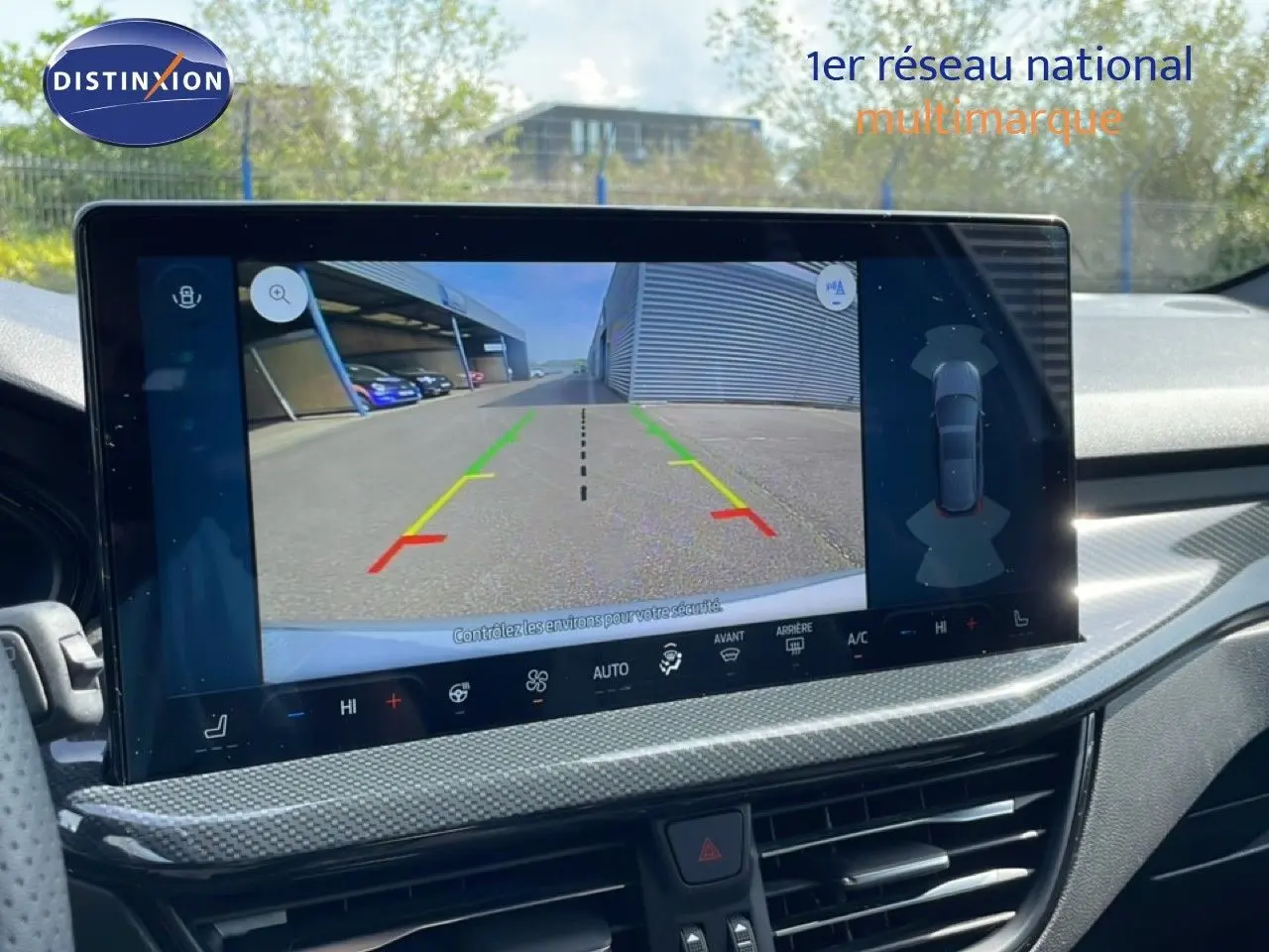 Vue rapprochée de l'écran central affichant la caméra de recul du Ford Focus SW gris lunaire 2023, intérieur moderne.