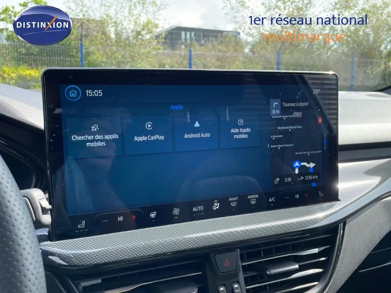 Écran tactile central du tableau de bord de la Ford Focus SW 2023, affichant navigation et applications connectées.