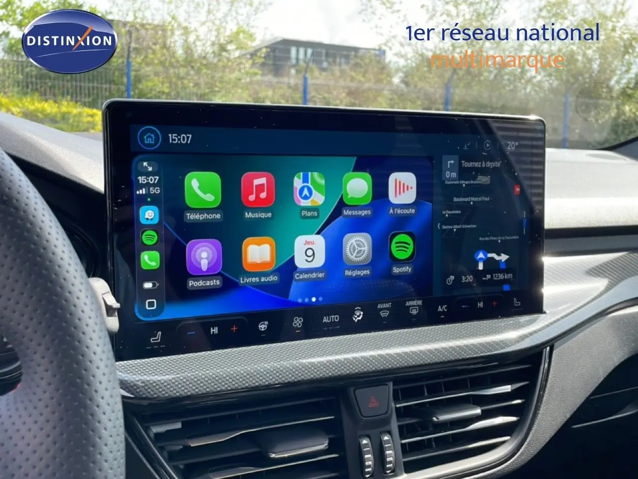 Vue intérieure centrée sur l'écran tactile du tableau de bord de la Ford Focus SW gris lunaire 2023, affichant les applications connectées.
