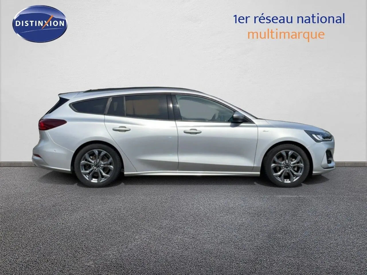 Profil droit d'une Ford Focus SW 2023 gris lunaire métal, finition ST-Line X avec jantes alliage foncé.