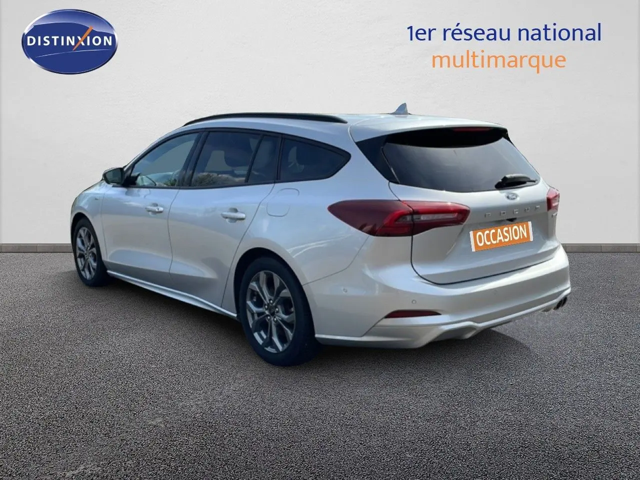 Ford Focus SW gris lunaire métal vue 3/4 arrière droit, carrosserie lisse et feux arrière allongés.