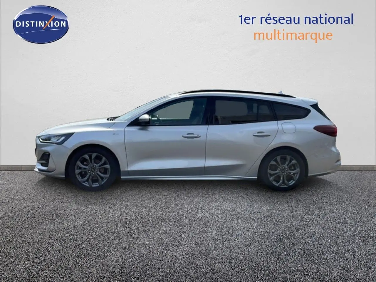 Profil latéral droit de la Ford Focus SW gris lunaire métal, version 1.0 EcoBoost MHEV 125ch ST-Line X 2023.