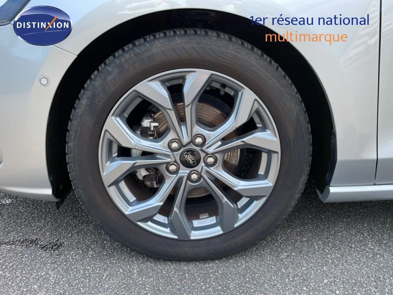 Gros plan sur la roue avant gauche de la Ford Focus SW gris lunaire métal avec jante alliage au design moderne.