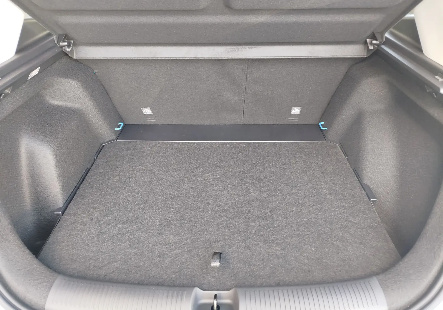 Vue intérieure du coffre spacieux et tapissé en tissu gris du MG ZS 1.5 L Hybrid+ 2026, ouvert et vide.