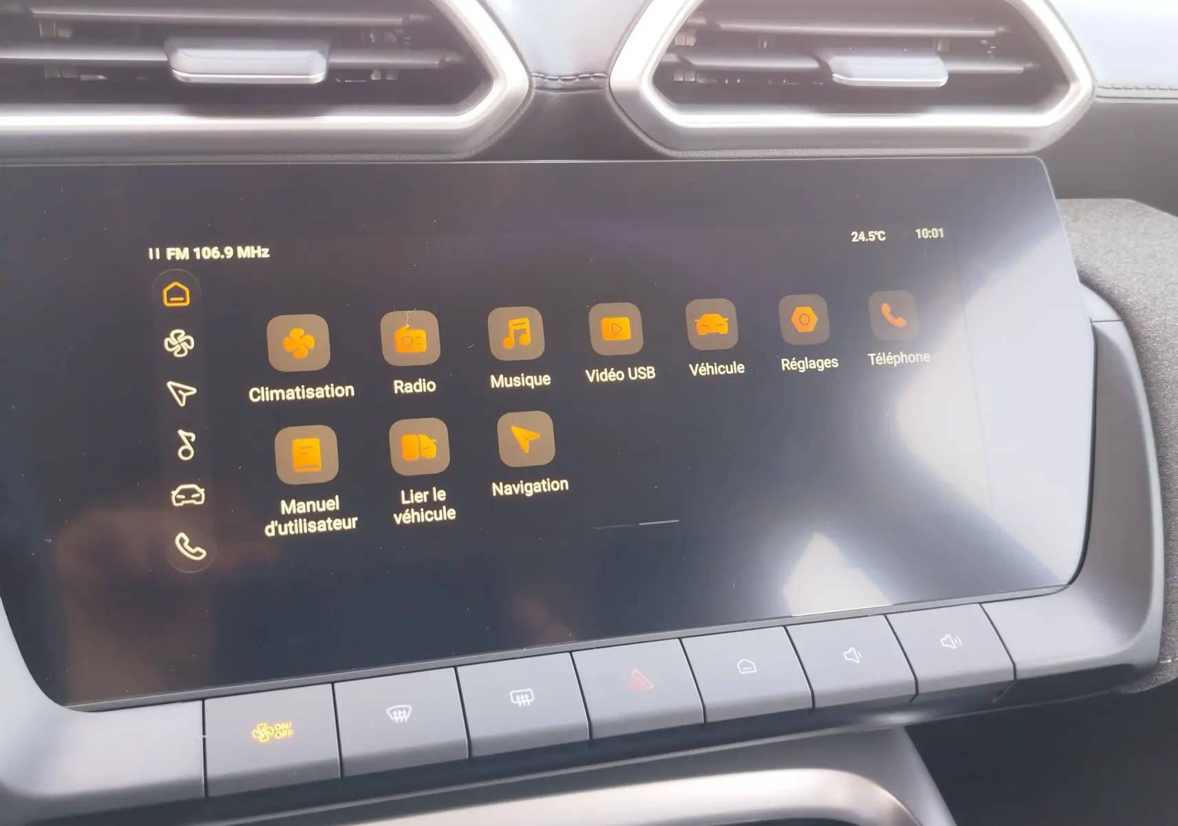 Écran tactile 10,25'' du tableau de bord du MG ZS 1.5 L Hybrid+ 2026 avec commandes climatisation et multimédia.