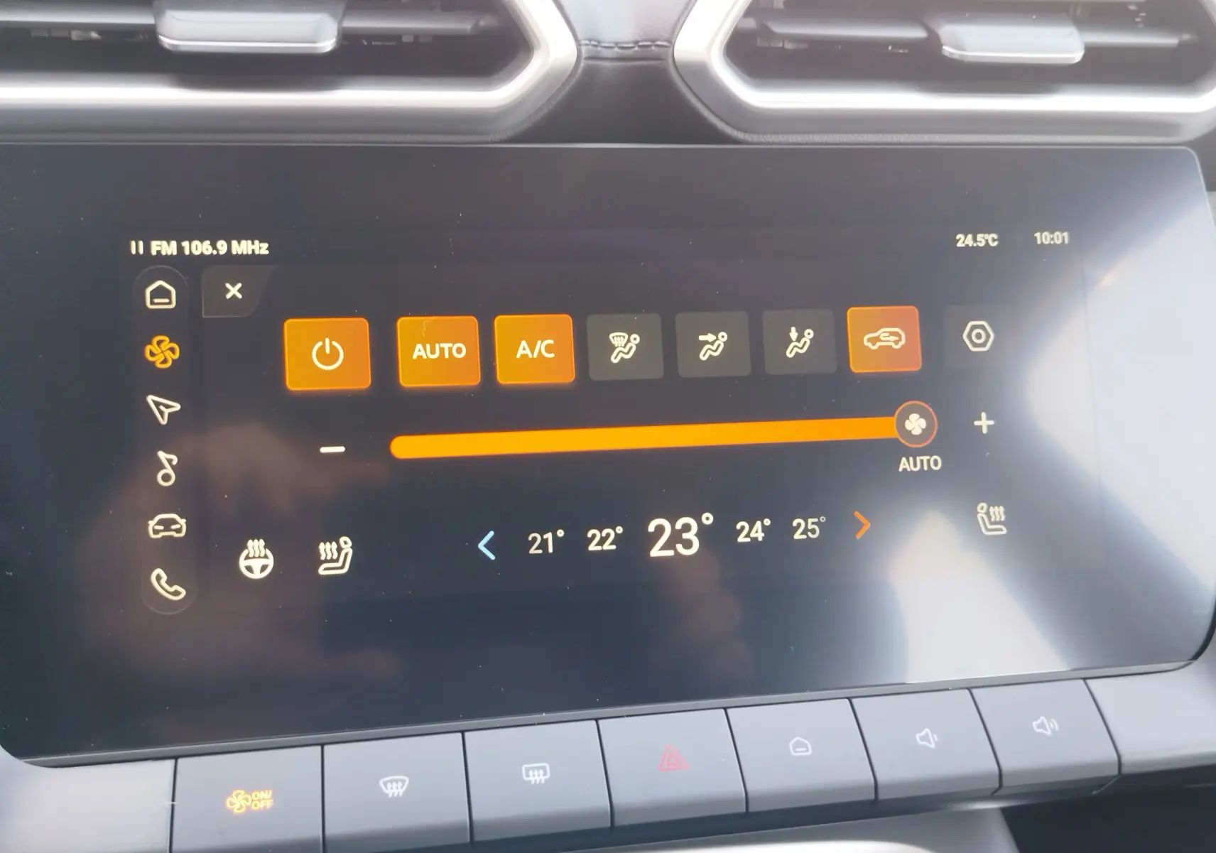 Écran tactile central du MG ZS 2026 affichant les réglages de climatisation automatique à 23°C, avec commandes tactiles et boutons en dessous.