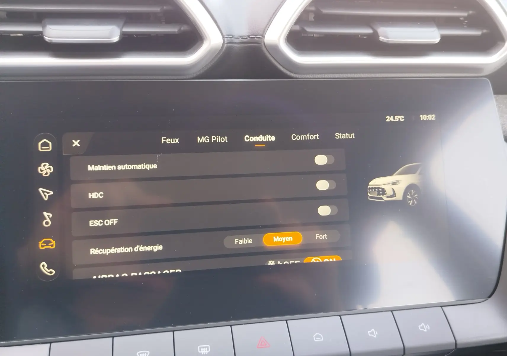 Écran tactile intérieur du MG ZS 2026 montrant les réglages de conduite avec illustration du véhicule blanc.