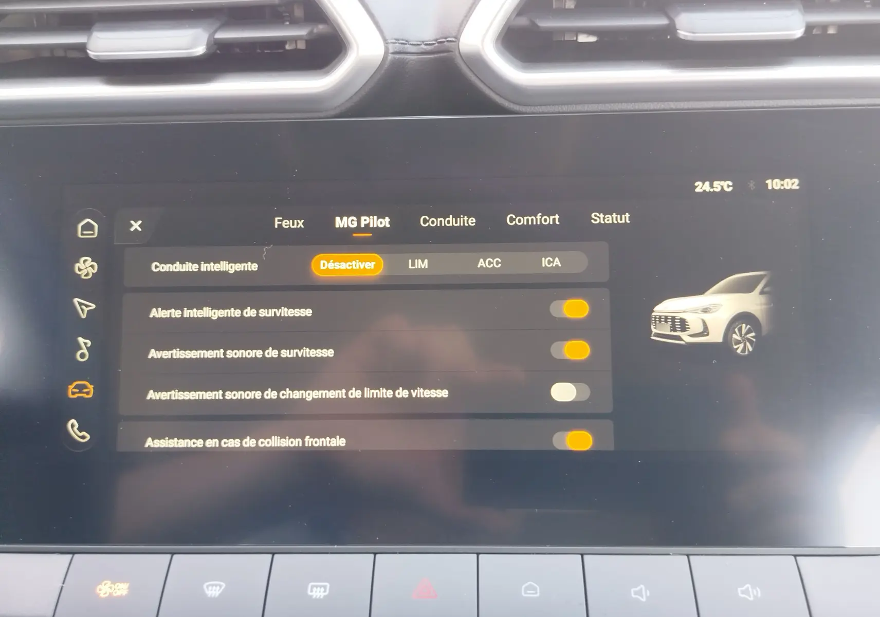 Écran tactile intérieur montrant le menu MG Pilot avec illustration d'un MG ZS blanc en vue 3/4 avant.